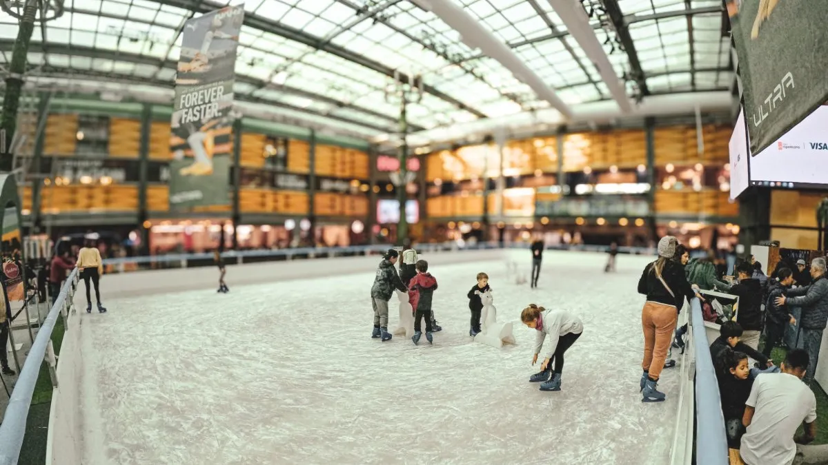 Abasto Shopping inaugura “Diverland”: pista de hielo y tobogán gigante